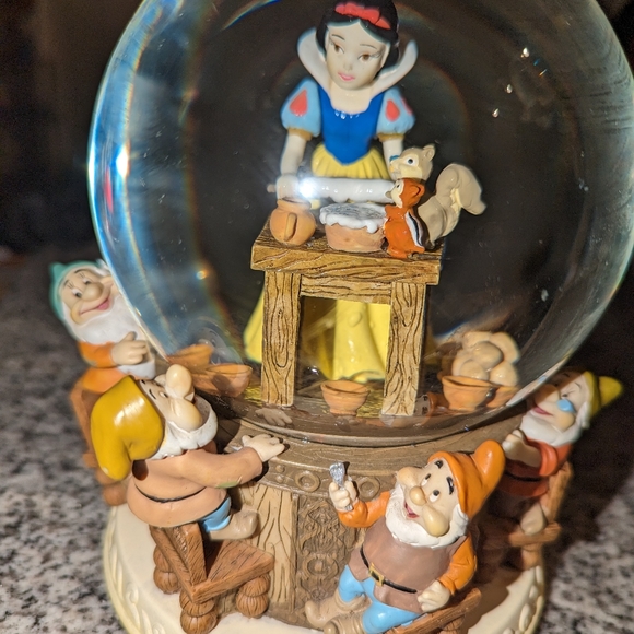 Vintage Snow white glitter globe with music box on bottom - Picture 4 of 8